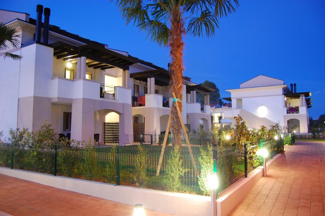 Nice Apartment With Huge Swimming Pool And Solarium Бибионе Екстериор снимка